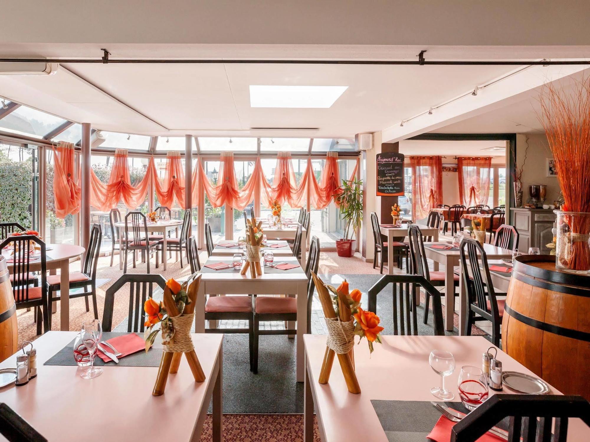 Logis Hotel Horus Restaurant Les Bruyeres Toulenne Экстерьер фото